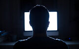 Illustration : La silhouette d'une tête d'homme devant un écran d'ordinateur. (tommaso79; iStock by Getty Images)