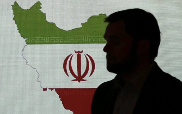 Photo d'illustration : Un expert en cybersécurité devant une carte de l'Iran alors qu'il s'exprime devant les journalistes au sujet des techniques des pirates iraniens, le 20 septembre 2017 à Dubaï, aux Emirats arabes unis. (Crédit : AP/Kamran Jebreili) Photo d'illustration : Un expert en cybersécurité devant une carte de l'Iran alors qu'il s'exprime devant les journalistes au sujet des techniques des pirates iraniens, le 20 septembre 2017 à Dubaï, aux Emirats arabes unis. (Crédit : AP/Kamran Jebreili)