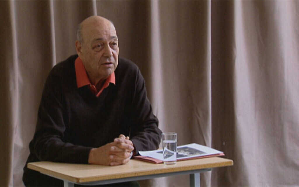 Maurice Cling s'exprime devant des lycéens à Paris, le 29 septembre 2015. (Crédit : Memorial de la Shoah/ via JTA)