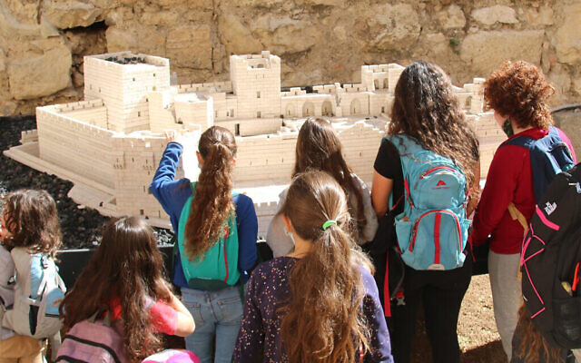 Des visiteurs regardent la reproduction de la citadelle de la Vieille Ville au musée de la Tour de David de Jérusalem. (Crédit : Shmuel Bar-Am)