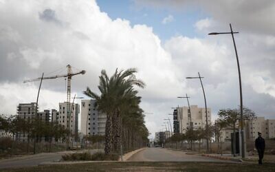 De nouveaux logements construits à Netivot, dans le sud d'Israël, le 21 janvier 2017. (Crédit : Nati Shohat/Flash90)