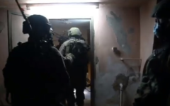 Les troupes militaires cartographient le domicile de Muhammad Mruh Kabha, principal suspect dans le meurtre d'Esther Horgen, avant sa potentielle démolition, dans le village cisjordanien de Tura al-Gharbiya, près de Jénine, le 24 décembre 2020. (Capture d'écran vidéo de Tsahal)