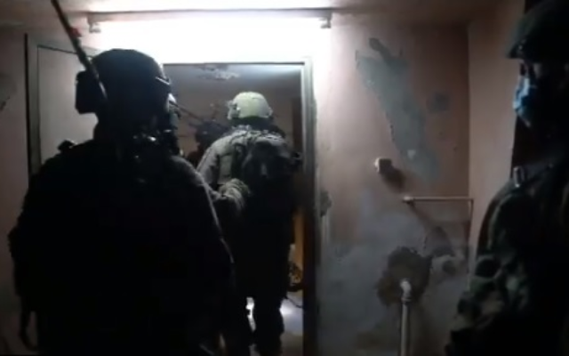Les troupes militaires cartographient le domicile de Muhammad Mruh Kabha, principal suspect dans le meurtre d'Esther Horgen, avant sa potentielle démolition, dans le village cisjordanien de Tura al-Gharbiya, près de Jénine, le 24 décembre 2020. (Capture d'écran vidéo de Tsahal) Les troupes militaires cartographient le domicile de Muhammad Mruh Kabha, principal suspect dans le meurtre d'Esther Horgen, avant sa potentielle démolition, dans le village cisjordanien de Tura al-Gharbiya, près de Jénine, le 24 décembre 2020. (Capture d'écran vidéo de Tsahal)