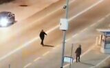 Un Palestinien aux côtés d'un soldat israélien peu avant de l'attaquer à l'aide d'un cocktail molotov dans le nord de la Cisjordanie, le 19 décembre 2020. (Capture d'écran)