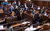 Des membres de la Knesset se disputent après la défaite d'un projet de loi qui aurait pu éviter des élections, le 21 décembre 2020. (Capture d'écran de la chaîne Knesset)