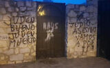 Un graffiti appelant au meurtre de Juifs à l'entrée du cimetière juif de Hoyo de Manzanares, en Espagne, le 24 décembre 2020. (Crédit : José de Isasa via JTA)