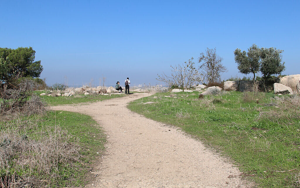Un sentier pour les visiteurs près des ruines d'Aked, dans le centre d'Israël. (Crédit : shmuel Bar-Am)