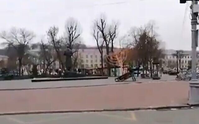 Un homme renverse la ménorah de Hanoukka dans le centre de Kiev, le 10 décembre 2020. (Capture d'écran/Twitter) Un homme renverse la ménorah de Hanoukka dans le centre de Kiev, le 10 décembre 2020. (Capture d'écran/Twitter)