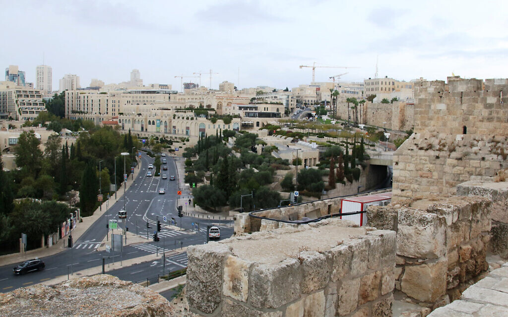 La fin de la promenade des remparts de Jérusalem, près de la porte de Sion, à la Vieille Ville. (Crédit : Shmuel Bar-Am)