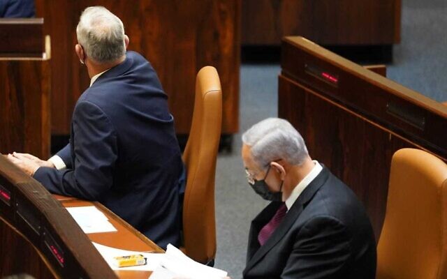 Le dirigeant du parti Kakhol lavan, Benny Gantz (à gauche), tourne le dos au Premier ministre Benjamin Netanyahu alors que la Knesset approuve la lecture préliminaire d'un projet de loi visant à dissoudre le Parlement, le 2 décembre 2020. (Danny Shem-Tov / Bureau du porte-parole de la Knesset) Le dirigeant du parti Kakhol lavan, Benny Gantz (à gauche), tourne le dos au Premier ministre Benjamin Netanyahu alors que la Knesset approuve la lecture préliminaire d'un projet de loi visant à dissoudre le Parlement, le 2 décembre 2020. (Danny Shem-Tov / Bureau du porte-parole de la Knesset)