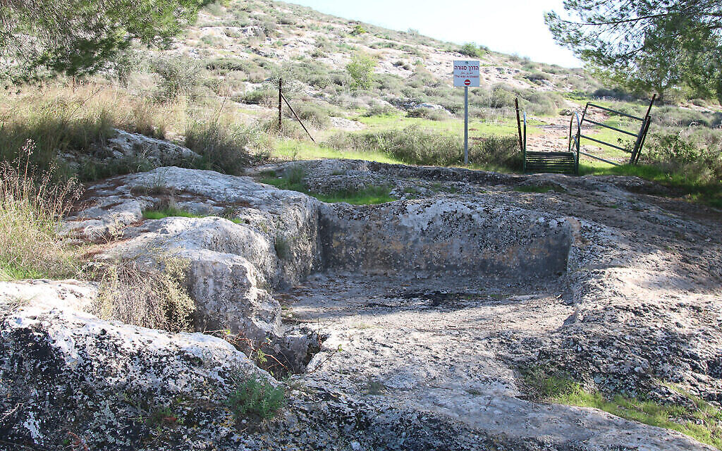 Un ancien pressoir à vin dans le parc d'Ayalon Canada, près de Modiin. Le parc de deux acres abrite une variété de sites archéologiques et de sentiers naturels. (Crédit : Shmuel Bar-Am)