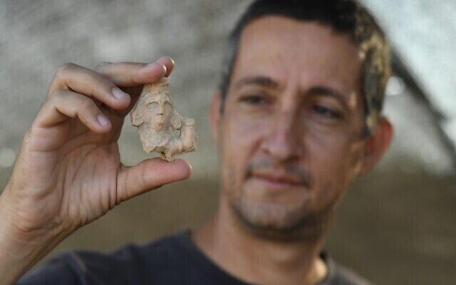 Le directeur des fouilles Itai Aviv avec une figurine vieille de 1600 ans découverte lors des fouilles de Beit Nattif à Beit Shemesh. (Crédit : Yoli Schwartz/Autorité israélienne des antiquités) Le directeur des fouilles Itai Aviv avec une figurine vieille de 1600 ans découverte lors des fouilles de Beit Nattif à Beit Shemesh. (Crédit : Yoli Schwartz/Autorité israélienne des antiquités)