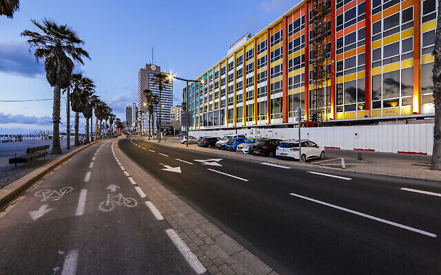 Une photo de Tel Aviv à l'arrêt au milieu du confinement mois d'avril, prise par Guy Yehieli  et  présentée dans le cadre de l'exposition "Témoignage local" qui débutera le 24 décembre 2020 à Tel Aviv. (Autorisation : "Témoignage local")