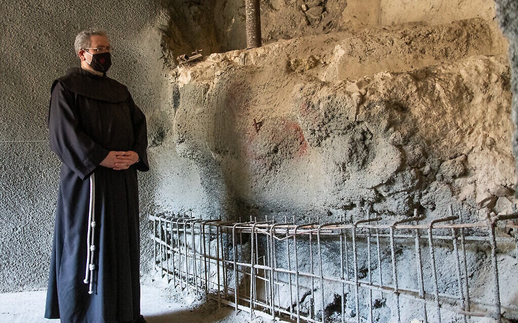 Le frère Francesco Patton, Custode en terre sainte, près de l'ancien bain rituel. (Crédit : Yoli Schwartz/   Autorité israélienne des antiquités)