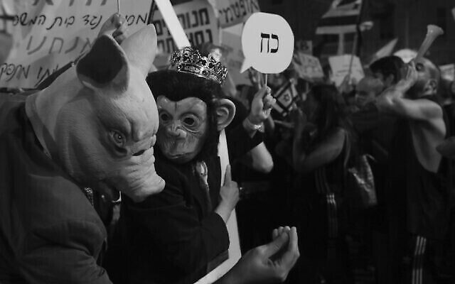 Une photo de manifestants aux abords de la résidence du Premier ministre Benjamin Netanyahu, prise par Raanan Cohen, au mois de juillet 2020 et présentée dans le cadre de l'exposition "Témoignage local" qui débutera le 24 décembre 2020 à Tel Aviv. (Autorisation : "Témoignage local")