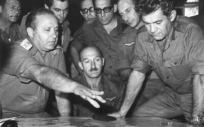 Le commandant Yizhak Hofi, (à gauche), chef du Commandement Nord de Tsahal, s'entretient avec David Elazar, chef d'état-major de Tsahal, et d'autres officiers supérieurs de Tsahal pendant la guerre de Kippour en 1973, sur une photographie non datée. (Archives du ministère de la Défense)