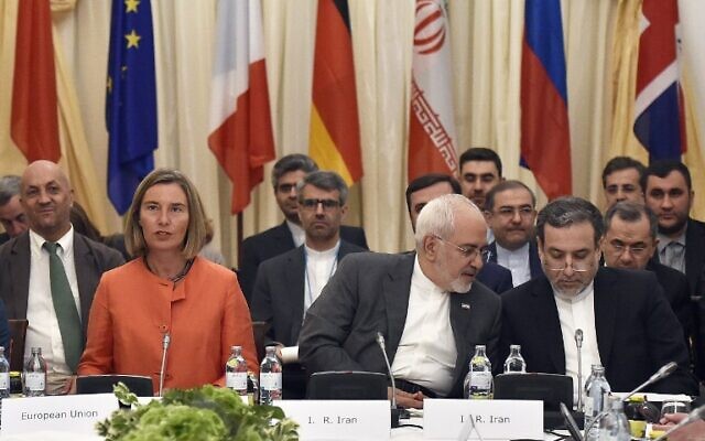 La Haute représentante de l'Union européenne pour les affaires étrangères Federica Mogherini (à gauche) et le ministre iranien des Affaires étrangères Mohammad Javad Zarif (au centre) participent à une réunion ministérielle du Plan d'action global (JCPOA) sur l'accord nucléaire iranien le 6 juillet 2018, à Vienne, en Autriche. (Crédit : AFP/APA/Hans Punz) La Haute représentante de l'Union européenne pour les affaires étrangères Federica Mogherini (à gauche) et le ministre iranien des Affaires étrangères Mohammad Javad Zarif (au centre) participent à une réunion ministérielle du Plan d'action global (JCPOA) sur l'accord nucléaire iranien le 6 juillet 2018, à Vienne, en Autriche. (Crédit : AFP/APA/Hans Punz)