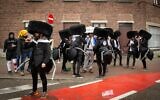 Des carnavaliers déguisés en Juifs ultra-orthodoxes avant le début du Carnaval d'Alost le 23 février 2020, Alost, Belgique. (Crédit : JAMES ARTHUR GEKIERE / AFP)