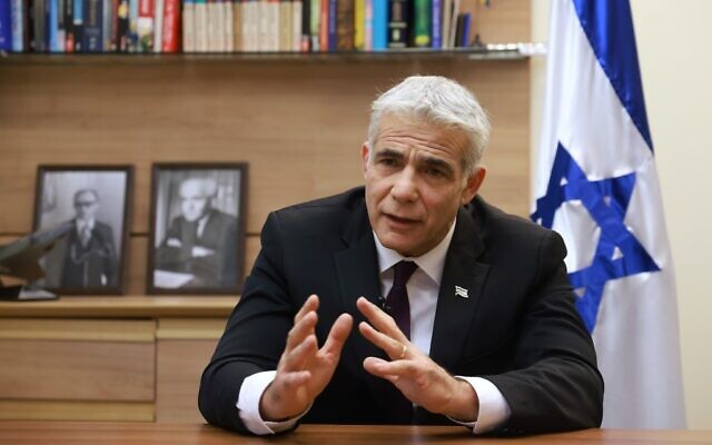 Le leader de l'opposition Yair Lapid de Yesh Atid-Telem lors d'un entretien avec l'AFP à son bureau de la Knesset, à Jérusalem, le 14 septembre 2020. (Crédit : Emmanuel Dunand/AFP)