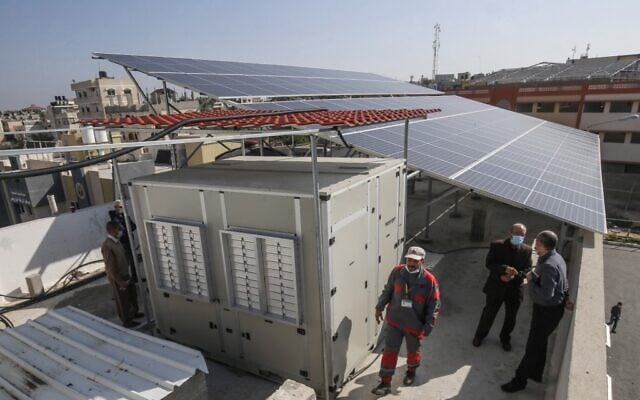 Un générateur d'eau à énergie solaire qui extrait l'eau potable directement de l'air fabriqué par Watergen, une société appartenant à un homme d'affaires russo-israélien, dans la ville palestinienne de Khan Younès, dans le sud de la bande de Gaza, le 16 novembre 2020. (Crédit : SAID KHATIB / AFP)