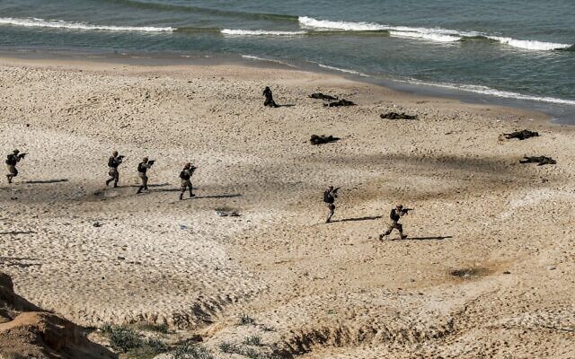 Un exercice militaire du Hamas et d'autres groupes terroristes palestiniens armés sur une plage de la ville de Gaza le 29 décembre 2020. (Crédit
: MOHAMMED ABED / AFP) Un exercice militaire du Hamas et d'autres groupes terroristes palestiniens armés sur une plage de la ville de Gaza le 29 décembre 2020. (Crédit
: MOHAMMED ABED / AFP)