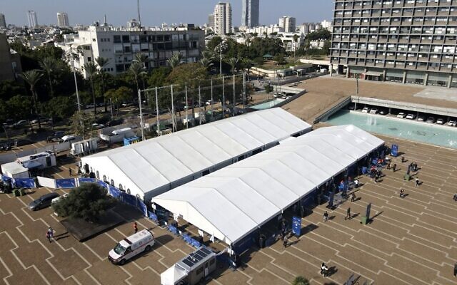 Le grand centre de vaccination sur la place Rabin de Tel Aviv, le 31 décembre 2021. (JACK GUEZ / AFP)