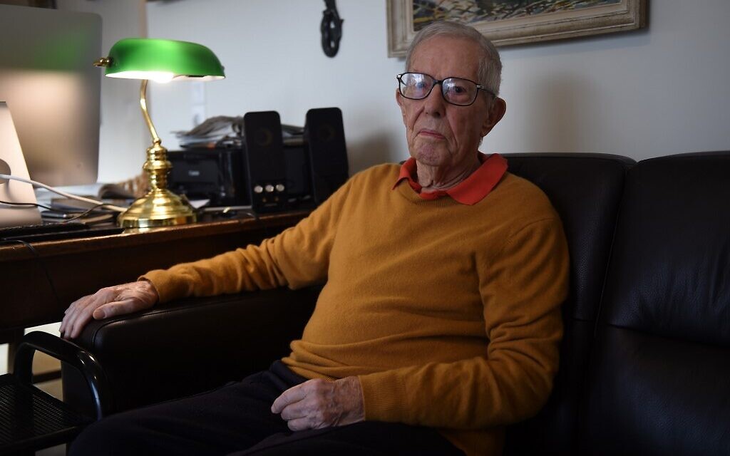 Le dernier témoin vivant du procès de Nuremberg en 1946 Yves Beigbeder, 96 ans, dans sa maison de Sauveterre-de-Bearn.. (Crédit : GAIZKA IROZ / AFP) Le dernier témoin vivant du procès de Nuremberg en 1946 Yves Beigbeder, 96 ans, dans sa maison de Sauveterre-de-Bearn.. (Crédit : GAIZKA IROZ / AFP)