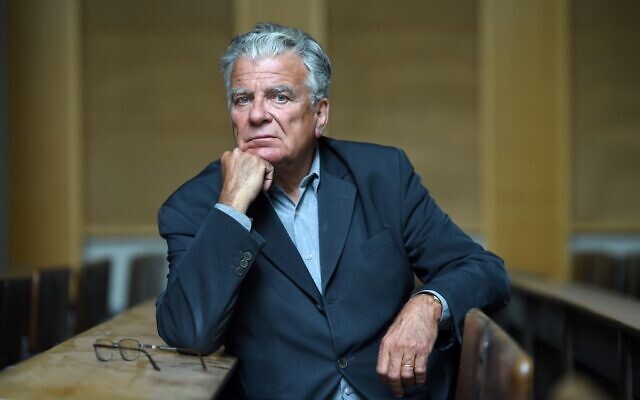Olivier Duhamel, politologue français et président de la Fondation nationale des sciences politiques (FNSP), à l'école Sciences Po, à Paris, le 19 mai 2016. (Crédit : STEPHANE DE SAKUTIN / AFP)