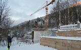 Terje Lien, le plus proche voisin d'Utoyakaia, en Norvège, le 5 janvier 2021, indique le site de construction, où un mémorial est en cours de construction pour honorer les 77 personnes qui ont été tuées le 22 juillet 2011 par l'extrémiste de droite norvégien Anders Behring Breivik, dont 69 sur l'île voisine d'Utoya. (Crédit : Pierre-Henry DESHAYES / AFP)