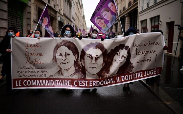 Marché commémorative à Paris pour commémorer l'assassinat des trois militantes kurdes Sakine Cansiz, Fidan Dogan et Leyla Saleymez, qui ont été abattus le 9 janvier 2013 au Centre d'information kurde de Paris. (Crédit : MARTIN BUREAU / AFP) Marché commémorative à Paris pour commémorer l'assassinat des trois militantes kurdes Sakine Cansiz, Fidan Dogan et Leyla Saleymez, qui ont été abattus le 9 janvier 2013 au Centre d'information kurde de Paris. (Crédit : MARTIN BUREAU / AFP)