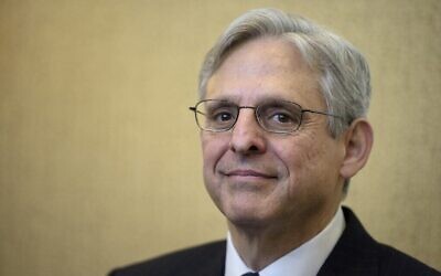 Le juge Merrick Garland, candidat à la Cour suprême des États-Unis, avant une réunion avec le sénateur américain Benjamin Cardin au Capitole à Washington, le 28 mars 2016. (Crédit : Brendan Smialowski / AFP)