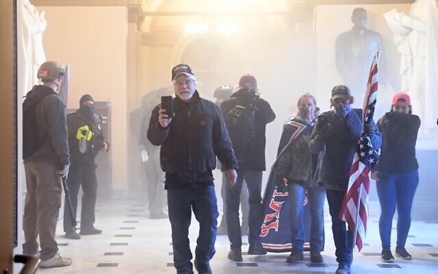 Les partisans du président américain Donald Trump prennent d'assaut le Capitole américain, enfumé par gaz lacrymogènes, le 6 janvier 2021 à Washington, DC. (Crédit : Saul LOEB / AFP) Les partisans du président américain Donald Trump prennent d'assaut le Capitole américain, enfumé par gaz lacrymogènes, le 6 janvier 2021 à Washington, DC. (Crédit : Saul LOEB / AFP)