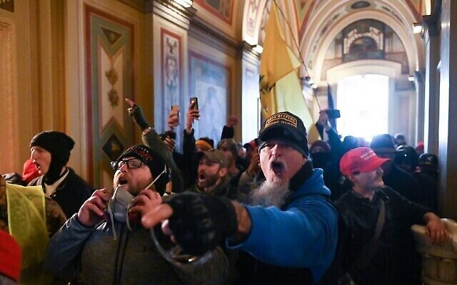Les partisans du président américain Donald Trump prennent d'assaut le Capitole américain le 6 janvier 2021 à Washington. (Crédit : ROBERTO SCHMIDT / AFP) Les partisans du président américain Donald Trump prennent d'assaut le Capitole américain le 6 janvier 2021 à Washington. (Crédit : ROBERTO SCHMIDT / AFP)