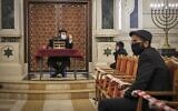 Un rabbin donne un sermon à la synagogue de Beth El dans la ville occidentale de Casablanca, le 5 janvier 2021. (FADEL SENNA / AFP)