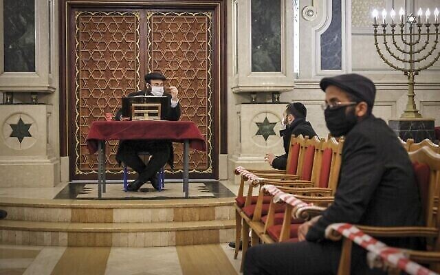 Un rabbin donne un sermon à la synagogue de Beth El dans la ville occidentale de Casablanca, le 5 janvier 2021. (FADEL SENNA / AFP) Un rabbin donne un sermon à la synagogue de Beth El dans la ville occidentale de Casablanca, le 5 janvier 2021. (FADEL SENNA / AFP)
