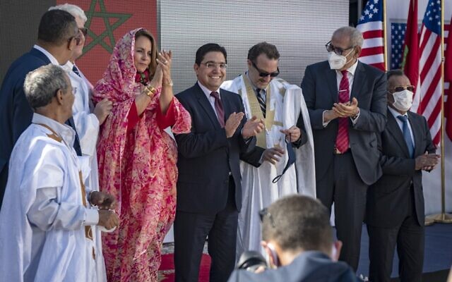 Le ministre marocain des affaires étrangères Nasser Bourita (C) et David Schenker, secrétaire d'État adjoint américain aux affaires du Proche-Orient - qui porte une robe traditionnelle pour hommes appelée "Darraa" - (au centre) posent avec d'autres responsables pour une photo après leur rencontre à Dakhla, au Sahara occidental sous administration marocaine, le 10 janvier 2021. (Crédit : Fadel SENNA / AFP)