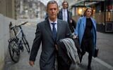 Le magnat du diamant franco-israélien Beny Steinmetz, à gauche, avec ses avocats lors de son procès à Genève, le 11 janvier 2020. (Crédit : Fabrice Coffrini/AFP)
