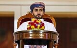 Le ministre omanais des sports Sayyid Dhi Yazan bin Haitham assiste à la finale de la Coupe du Sultan Qaboos entre Dhofar et Al-Orouba au complexe sportif de Rustaq, à l'ouest de la capitale omanaise, Mascate. (Crédit : Haitham AL-SHUKAIRI / AFP)