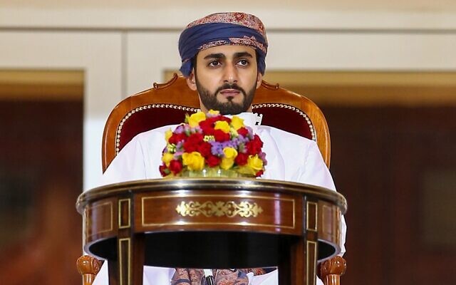 Le ministre omanais des sports Sayyid Dhi Yazan bin Haitham assiste à la finale de la Coupe du Sultan Qaboos entre Dhofar et Al-Orouba au complexe sportif de Rustaq, à l'ouest de la capitale omanaise, Mascate. (Crédit : Haitham AL-SHUKAIRI / AFP)