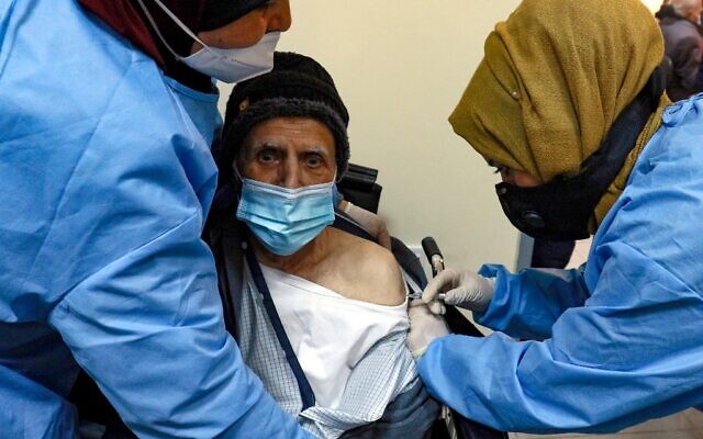 Un homme âgé reçoit une dose du vaccin chinois Sinopharm contre le coronavirus, dans un centre de vaccination de la capitale jordanienne Amman, le 13 janvier 2021. (Crédit : Khalil MAZRAAWI / AFP) Un homme âgé reçoit une dose du vaccin chinois Sinopharm contre le coronavirus, dans un centre de vaccination de la capitale jordanienne Amman, le 13 janvier 2021. (Crédit : Khalil MAZRAAWI / AFP)