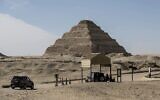 Des agents de sécurité égyptiens occupent leur poste en face de la pyramide à degrés de Djoser, dans la nécropole de Saqqara, au sud du Caire, le 17 janvier 2021. (Crédit : Khaled DESOUKI / AFP)