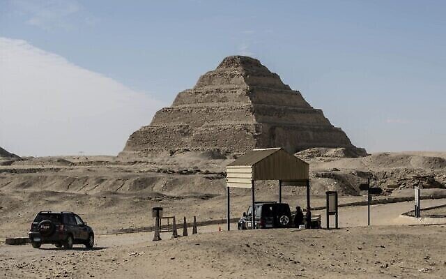Des agents de sécurité égyptiens occupent leur poste en face de la pyramide à degrés de Djoser, dans la nécropole de Saqqara, au sud du Caire, le 17 janvier 2021. (Crédit : Khaled DESOUKI / AFP)