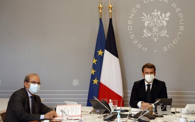 Mohammed Moussaoui (L), président du Conseil français du culte musulman (CFCM) signe une "charte de principes" aux côtés du président français Emmanuel Macron, le 18 janvier 2021 au palais de l'Elysée à Paris. (Crédit : Ludovic Marin/Pool/AFP) Mohammed Moussaoui (L), président du Conseil français du culte musulman (CFCM) signe une "charte de principes" aux côtés du président français Emmanuel Macron, le 18 janvier 2021 au palais de l'Elysée à Paris. (Crédit : Ludovic Marin/Pool/AFP)