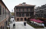 Cette photo prise le 8 décembre 2020 montre des personnes visitant le site d'une ancienne synagogue du Musée juif des réfugiés de Shanghai le jour de la réouverture du musée au public après un projet d'agrandissement à Shanghai. (Crédit : STR / AFP)