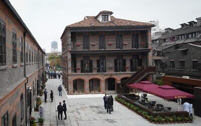 Cette photo prise le 8 décembre 2020 montre des personnes visitant le site d'une ancienne synagogue du Musée juif des réfugiés de Shanghai le jour de la réouverture du musée au public après un projet d'agrandissement à Shanghai. (Crédit : STR / AFP)