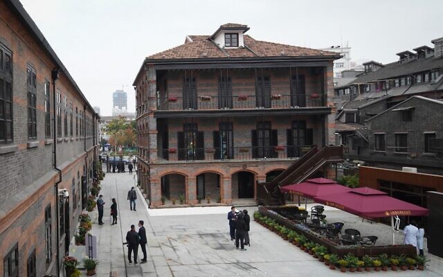 Cette photo prise le 8 décembre 2020 montre des personnes visitant le site d'une ancienne synagogue du Musée juif des réfugiés de Shanghai le jour de la réouverture du musée au public après un projet d'agrandissement à Shanghai. (Crédit : STR / AFP) Cette photo prise le 8 décembre 2020 montre des personnes visitant le site d'une ancienne synagogue du Musée juif des réfugiés de Shanghai le jour de la réouverture du musée au public après un projet d'agrandissement à Shanghai. (Crédit : STR / AFP)