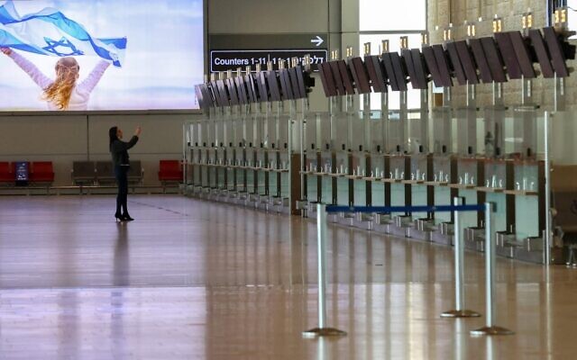 Le hall des départs désert de l'aéroport international Ben-Gourion d'Israël à Lod, près de Tel-Aviv, le 25 janvier 2021. (Crédit : Emmanuel DUNAND / AFP) Le hall des départs désert de l'aéroport international Ben-Gourion d'Israël à Lod, près de Tel-Aviv, le 25 janvier 2021. (Crédit : Emmanuel DUNAND / AFP)