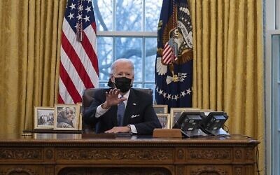 Le président américain Joe Biden dans le bureau ovale de la Maison Blanche, le 25 janvier 2021. (Crédit : JIM WATSON / AFP)