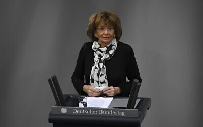 Charlotte Knobloch, vice-présidente du Congrès juif européen et du Congrès juif mondial, lors de la cérémonie marquant le 76e anniversaire de la libération du camp de la mort d'Auschwitz, à l'occasion de la Journée internationale du souvenir de la Shoah, le 27 janvier 2021 au Bundestag, la chambre basse du parlement, à Berlin. (Crédit : Tobias SCHWARZ / AFP)