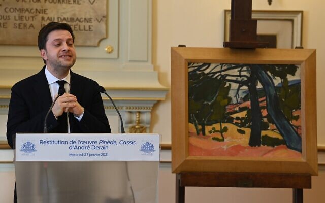 Le maire de Marseille Benoit Payan prononce un discours à côté du tableau "Pinède, Cassis" du peintre français André Derain, le 27 janvier 2021, à Marseille, lors d'une cérémonie de restitution à la famille de René Gimpel, spolié par les nazis pendant la Seconde Guerre mondiale. (Crédit : Christophe SIMON / AFP)